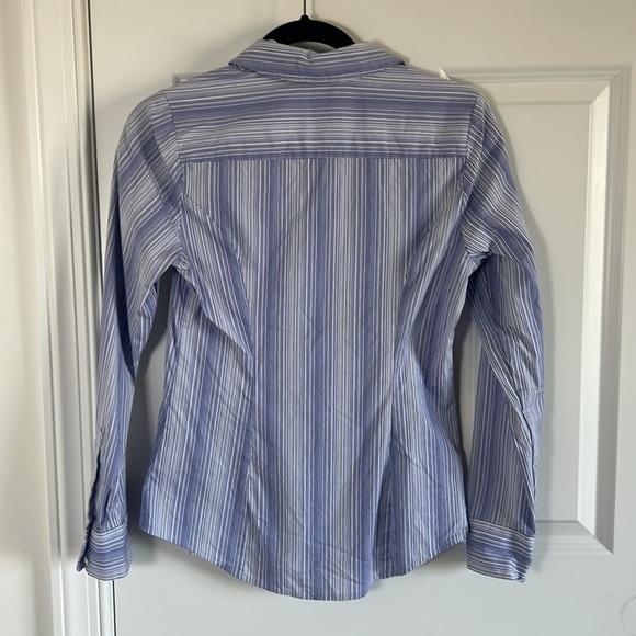 Express Essential Original V-Neck Button Down Size Small Petite - Picture 4 of 7